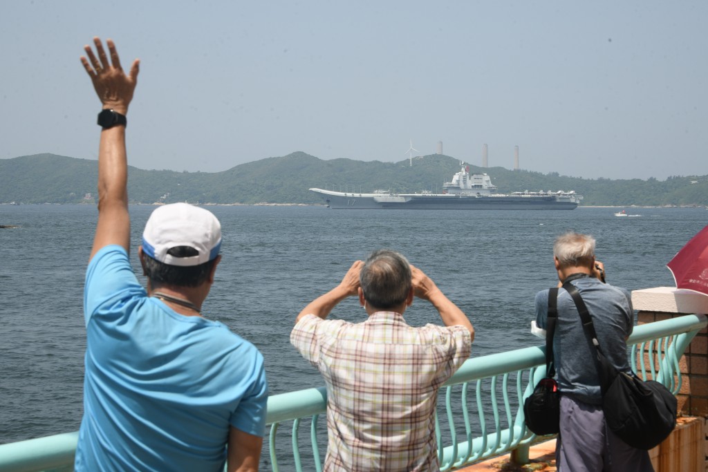 山東號離開香港情況 - 海怡半島市民歡送。陳浩元攝 山東號離開香港情況 - 海怡半島市民歡送。陳浩元攝