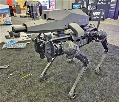 美國設計的戰鬥機器狗和中國的很相似。