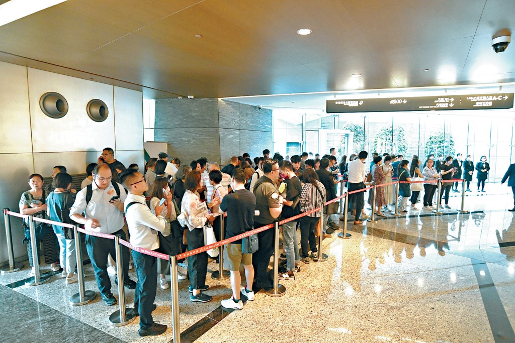 启德天玺．天昨首日开放示范单位参观，旋即吸引逾百名睇楼客前往睇楼。