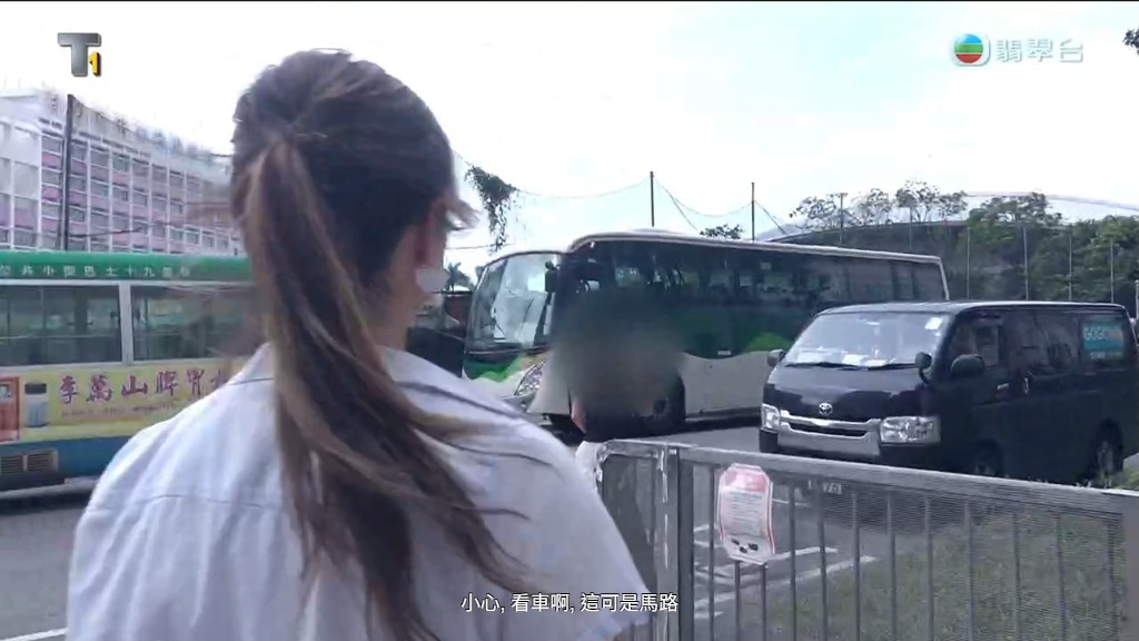 邪骨女狂奔出馬路。