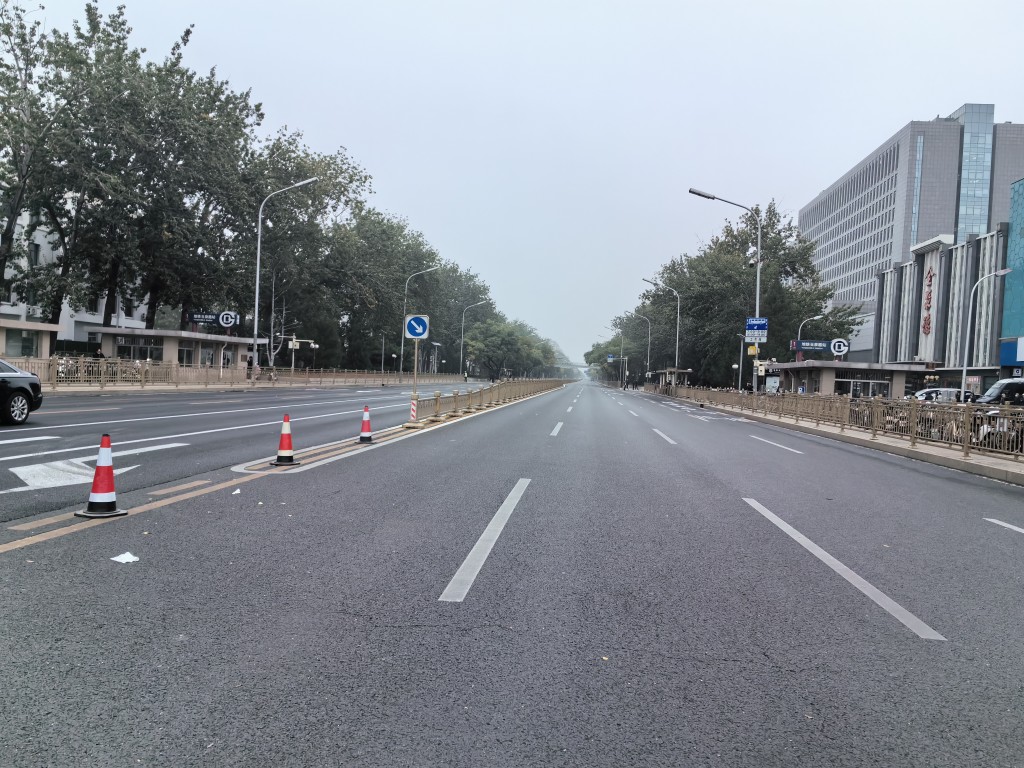 北京八寶山附近道路有封路措施。 星島記者攝
