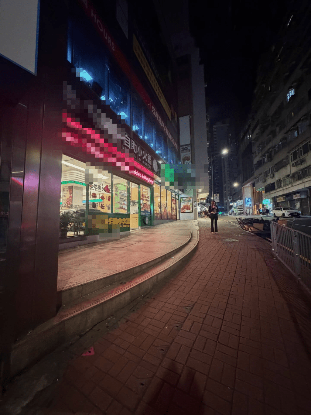 有網民在社交平台發文,指控灣仔一間內地餐飲品牌火鍋店,懷疑於深夜將大量湯底及廚餘直接傾倒在馬路上。 有網民在社交平台發文,指控灣仔一間內地餐飲品牌火鍋店,懷疑於深夜將大量湯底及廚餘直接傾倒在馬路上。