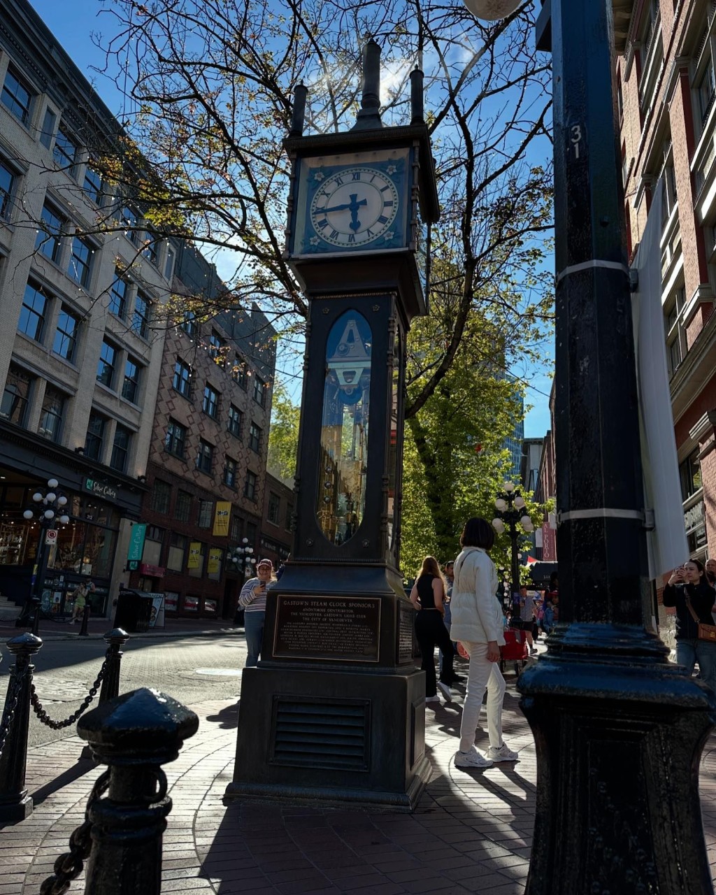 他们去了温哥华的Gastown，这个是世界首座蒸汽钟(The Steam Clock)。
