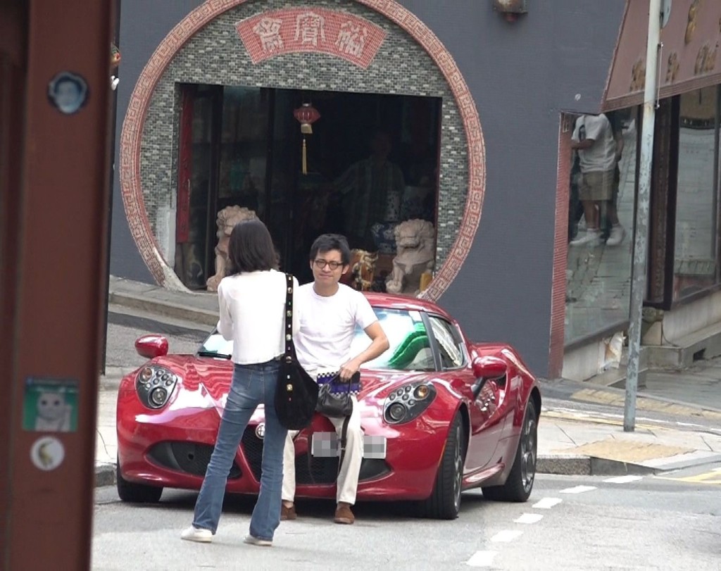 等拖車時，林作坐上死火跑車頭影相。