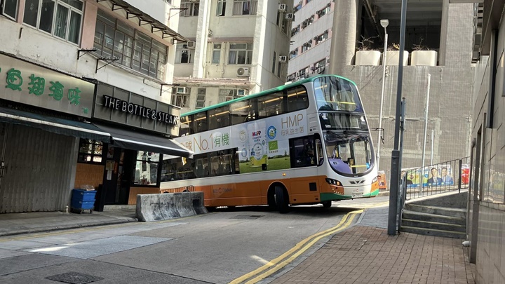 城巴行錯路駛上東邊街。fb:馬路的事 (即時交通資訊台)