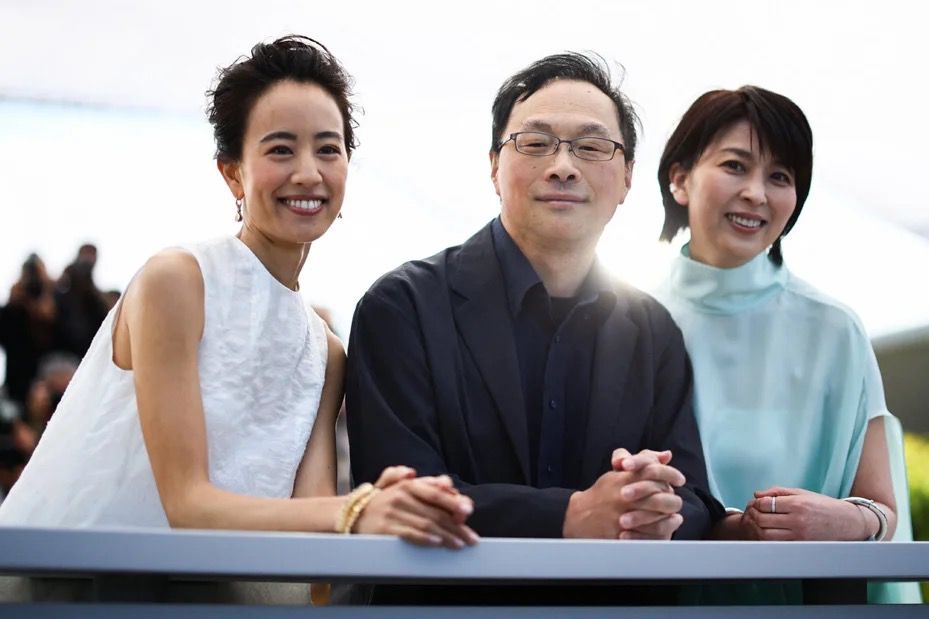 （左起）石橋靜河、深田晃司及松隆子昨再出席記者會。片中石橋靜河和松隆子在片中哼唱《天黑黑》。