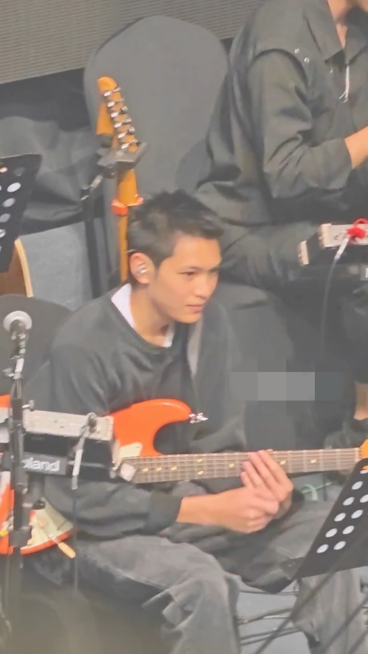 19歲魔童(張慕童)抱著結他亮相,立體五官被讚完美繼承父母神基因。 19歲魔童(張慕童)抱著結他亮相,立體五官被讚完美繼承父母神基因。