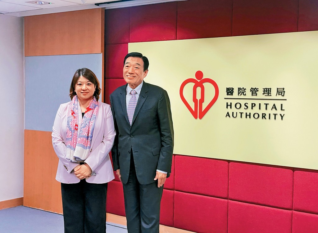 左起：医管局行政总裁李夏茵及医管局主席范鸿龄昨会见传媒。