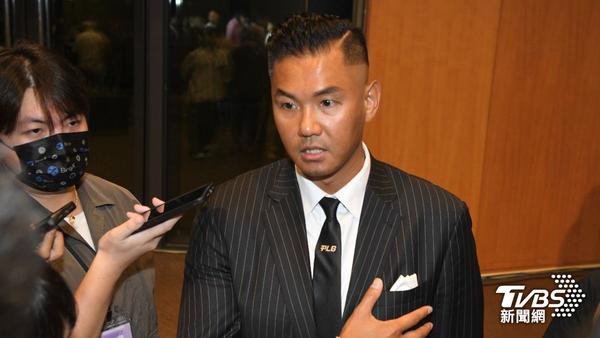 黑人傳出心肌梗塞消息。(TVBS新聞網提供圖片) 黑人傳出心肌梗塞消息。(TVBS新聞網提供圖片)