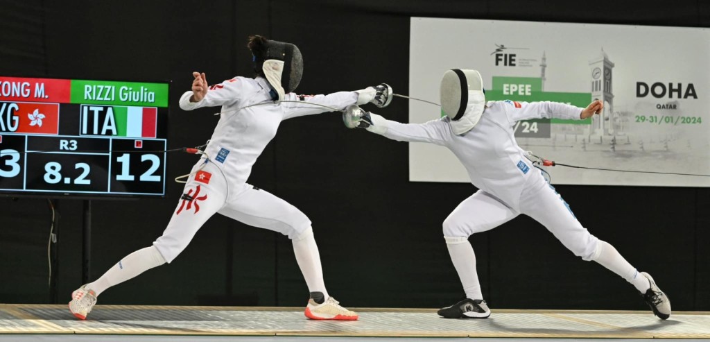 江旻憓(左)在決賽中跟意大利對手鬥得激烈. 相片:香港劍總提供