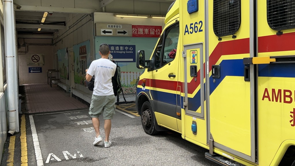 工友陪同傷者送院。 工友陪同傷者送院。
