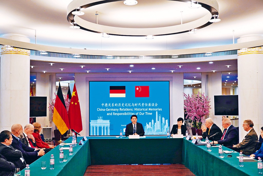 中國駐德國大使鄧洪波在座談會講話。