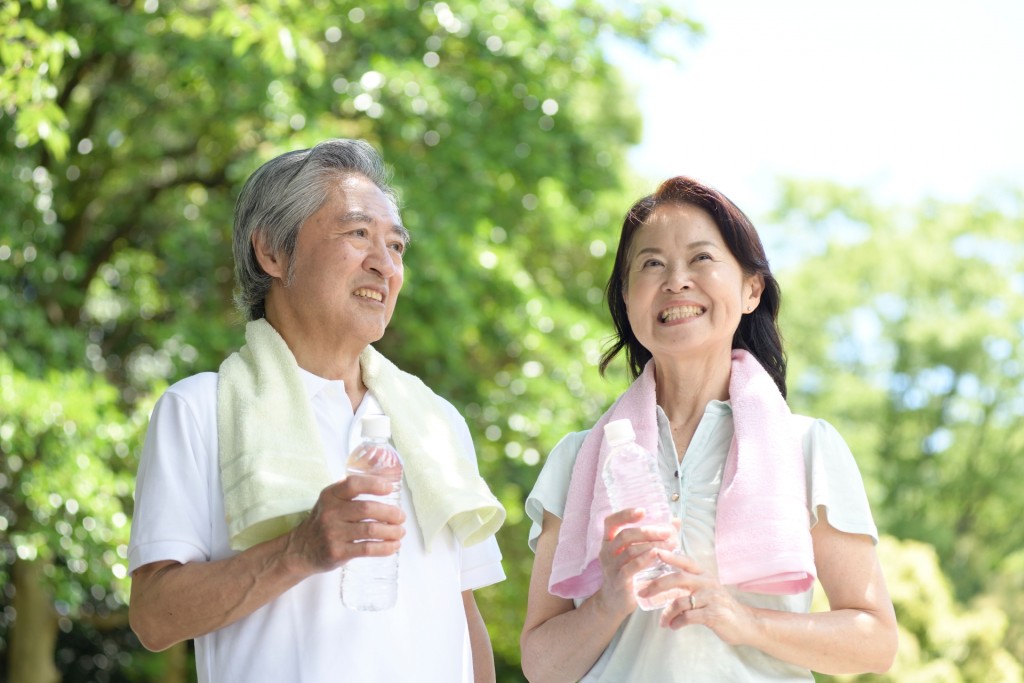 在戶外時要記得多喝水。