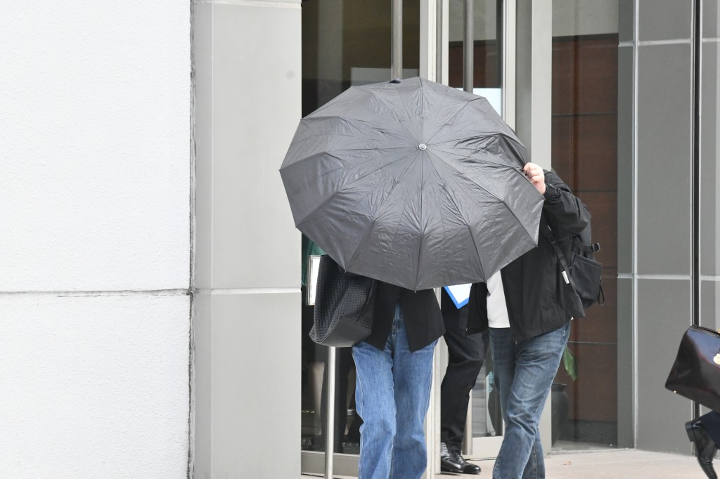 被告徐麗娜由丈夫陪同離開。何健勇攝