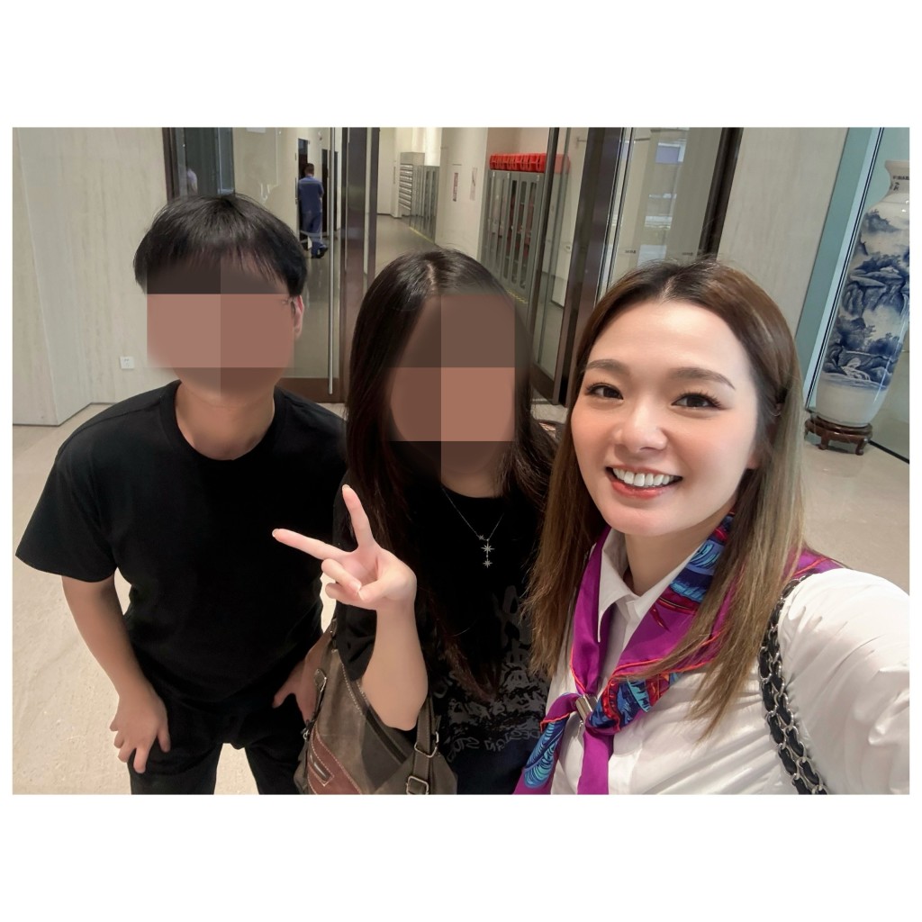 笑容滿面的呂慧儀與年輕的工作夥伴合照,親和力十足。 笑容滿面的呂慧儀與年輕的工作夥伴合照,親和力十足。