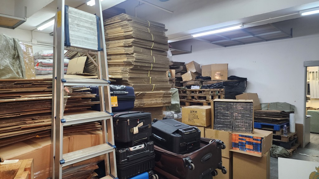 海關檢獲約300萬支未完稅香煙。黎志偉攝 海關檢獲約300萬支未完稅香煙。黎志偉攝