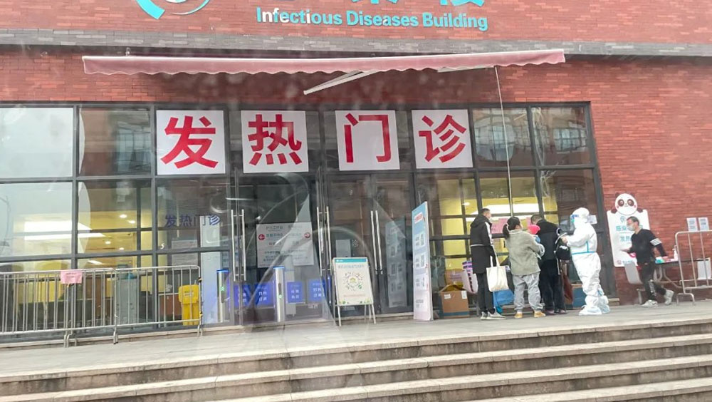 重慶發燒看診人數銳減逾8成，官方稱疫情高峰已過。