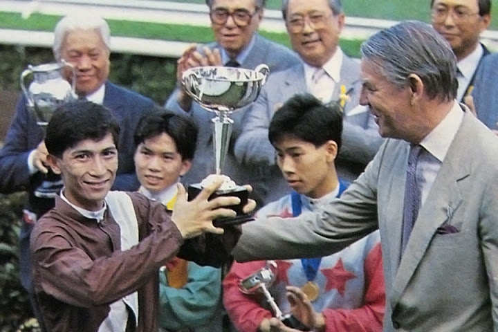 陳柏鴻從騎時，於1986/1987年度馬季贏得冠軍騎師榮譽。