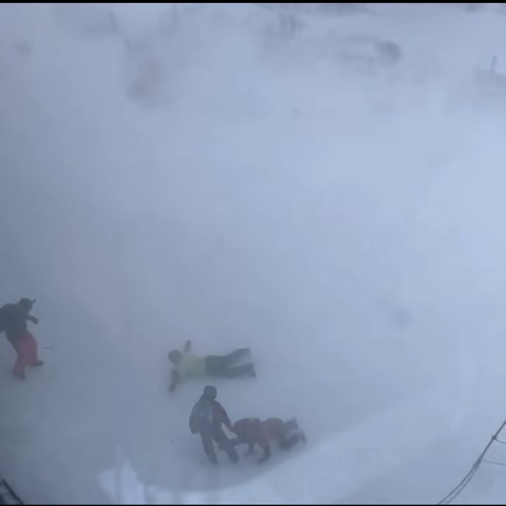 有滑雪人士在風雪中舉步維艱，要其他人幫忙拉一把。 Threads @ryo.sei.ho