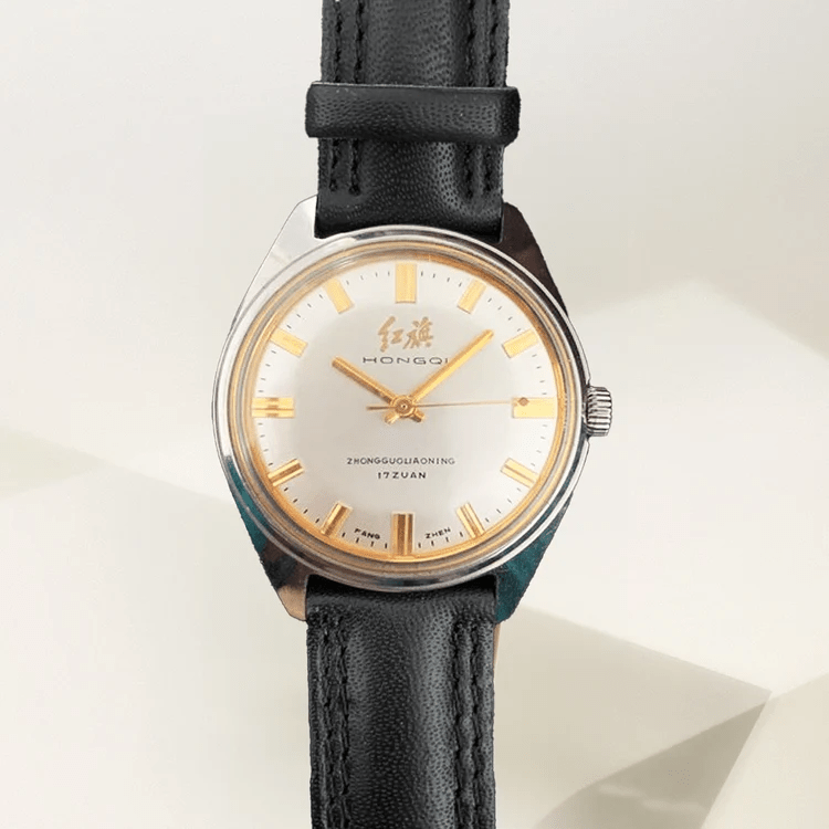 1973年,紅旗牌統一機芯腕錶投產,這錶款後被更名為「孔雀」。 1973年,紅旗牌統一機芯腕錶投產,這錶款後被更名為「孔雀」。