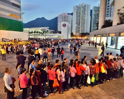 在往返東涌市中心及大橋香港口岸的B6巴士站出現多條候車人龍。