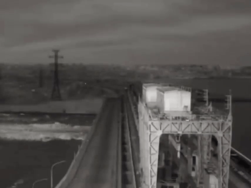 黑白影片顯示，烏克蘭南部赫爾松州卡科夫卡水壩被炸前畫面。網片截圖