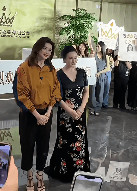 關之琳被指五官斧鑿痕跡明顯。
