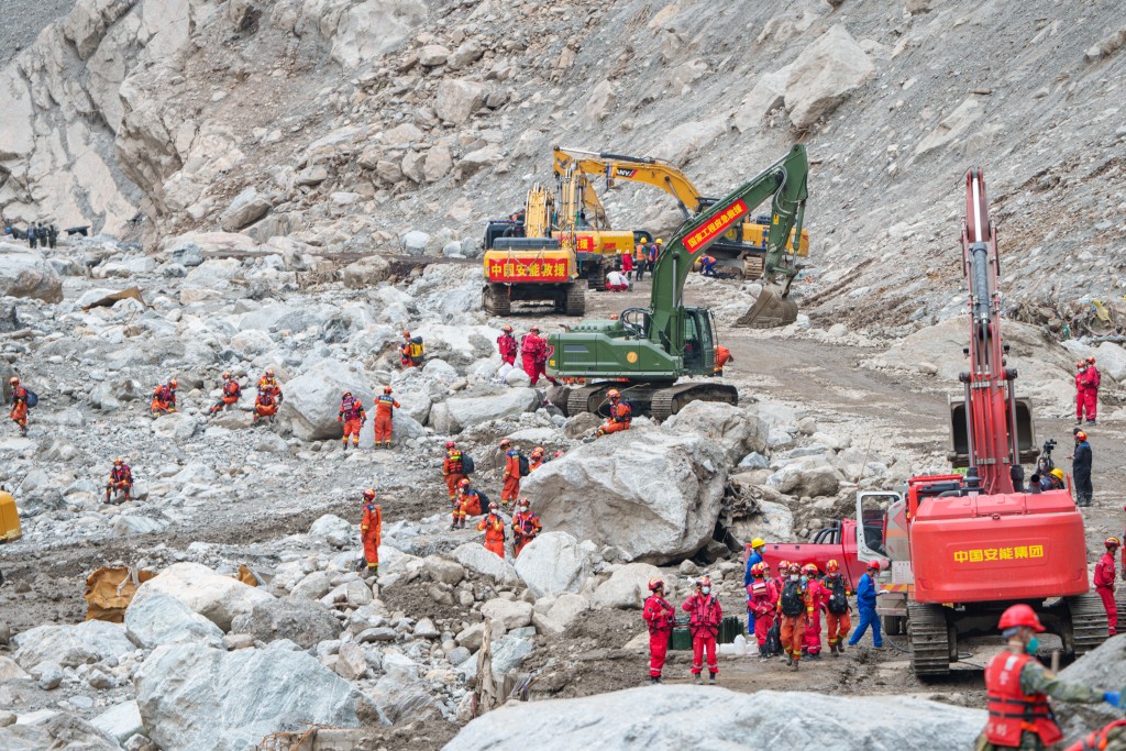 西藏吉隆泥石流災害已致21人遇難541人失聯，搶險救援和應急處置有序開展。 新華社