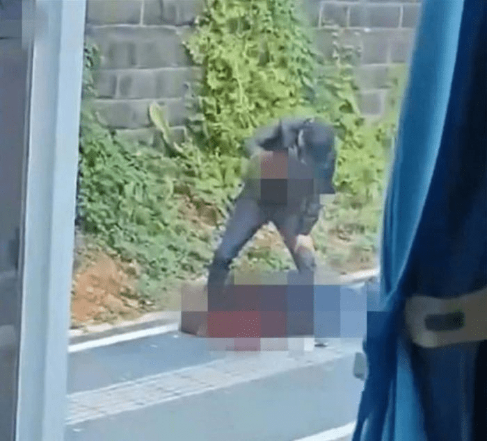 网片显示，从一车窗外可见，一名男子在巴士站附近持铁锤打人，伤者满身是血。
