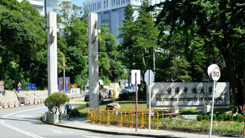 中文大學正門兩旁的「華表」，俗稱「四條柱」，是中大的地標。