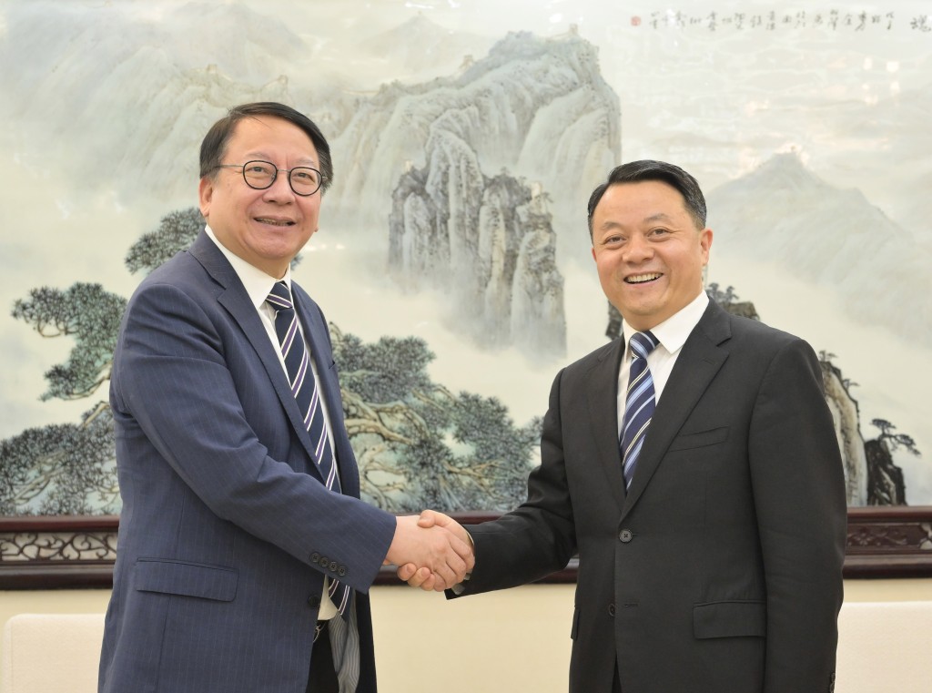 陳國基（左）今日與中華全國青年聯合會副主席傅振邦（右）會面。政府新聞處圖片