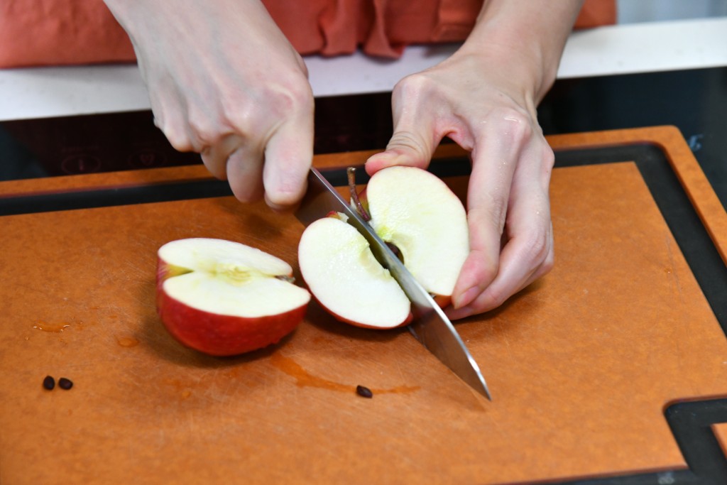 Step 3: 雪梨及蘋果洗淨、去芯及切塊。Rinse the snow pears and apples, then core and cut into pieces.
