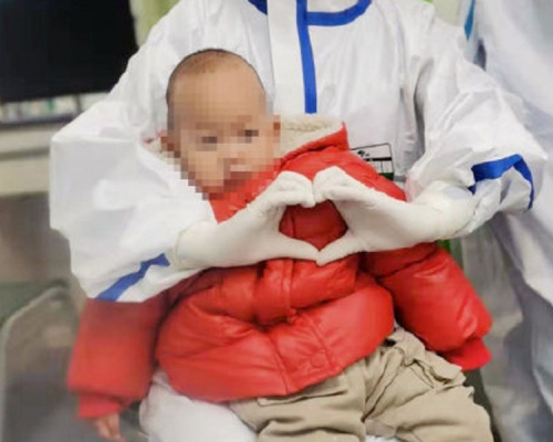 重症新冠肺炎患者1歲男童牛牛，康復出院。(網圖)