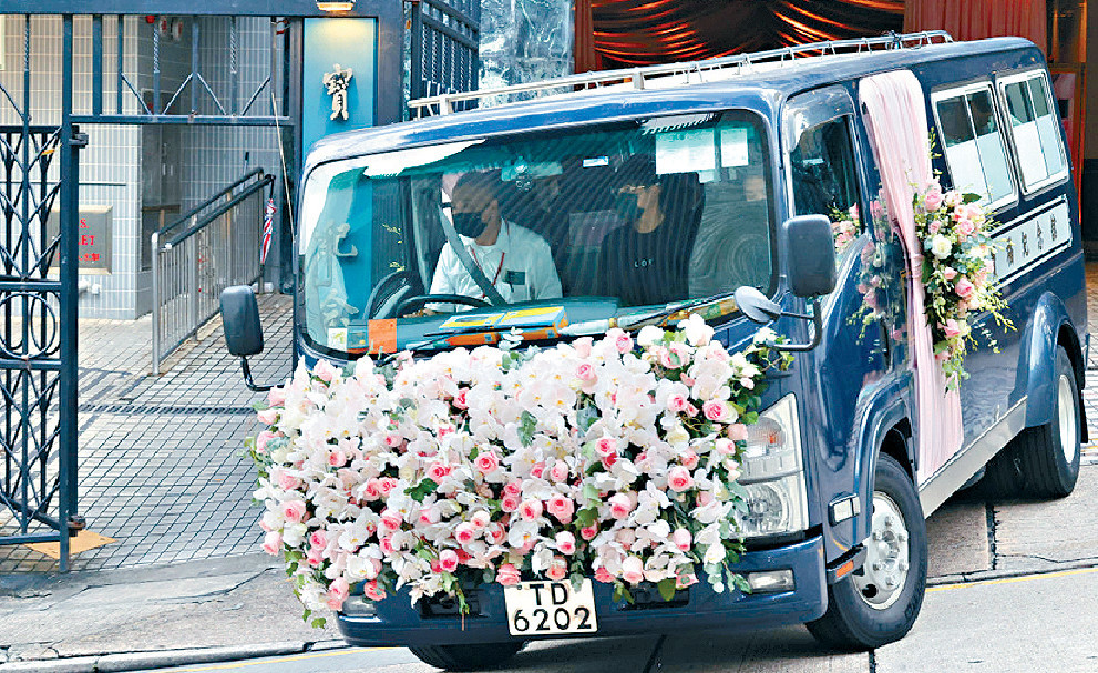 ■粉紅鮮花的靈車。