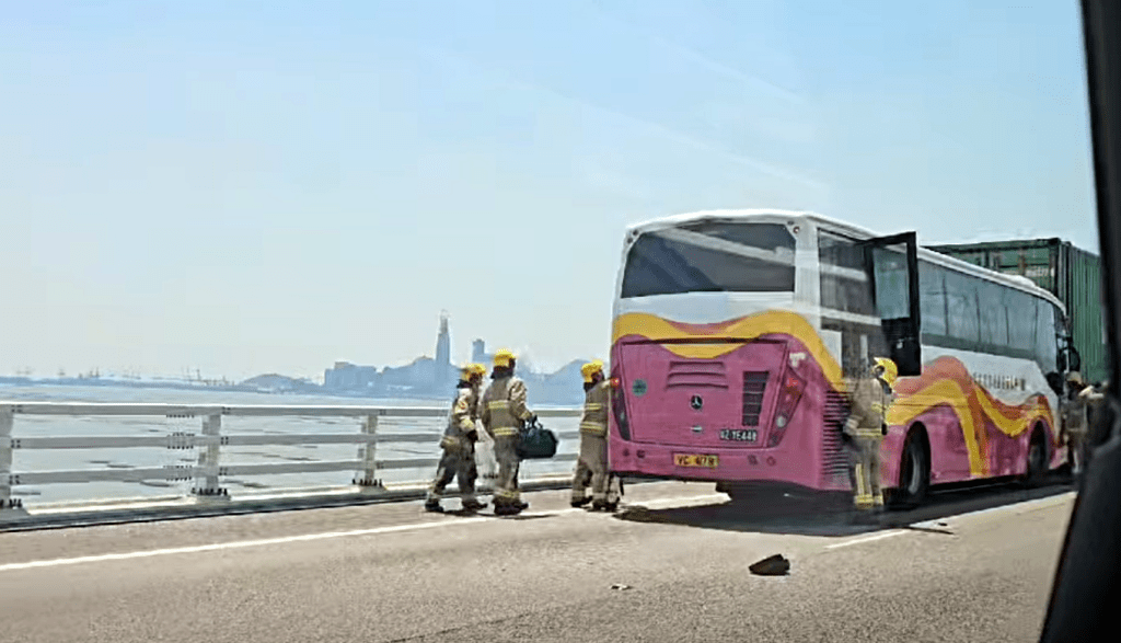 消防將被困司機救出。fb：突發馬路車cam大全