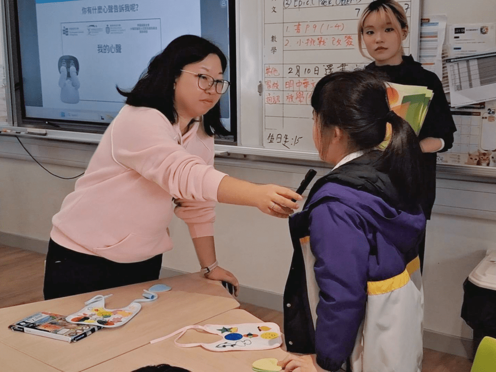 學生有機會分享他們與「愛心寶寶」相處的感受,不少對今次活動表示高興。 學生有機會分享他們與「愛心寶寶」相處的感受,不少對今次活動表示高興。