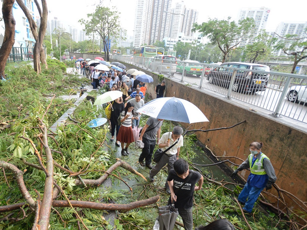 超強颱風「山竹」三年前襲港,大批打工仔在封路、交通停擺的情況下趕上班。
