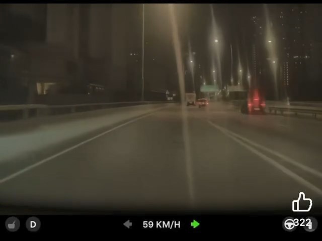 深色私家車越過的士及貨車後繼續向前駛,惟銀色Benz越過的士後失控,撞向貨車車尾。網上片段截圖 深色私家車越過的士及貨車後繼續向前駛,惟銀色Benz越過的士後失控,撞向貨車車尾。網上片段截圖