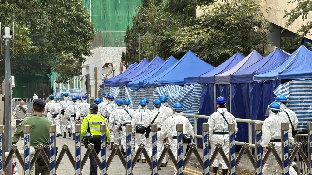 DVIU及鑒證科人員再到火災現場搜證。梁國峰攝 DVIU及鑒證科人員再到火災現場搜證。梁國峰攝