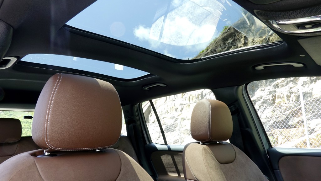 平治改良新版GLB250 4Matic七座位SUV，升級至全景式玻璃天窗。