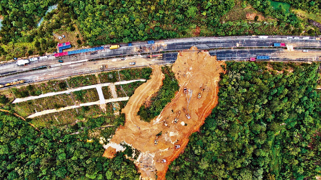 去年5月1日，廣東梅大高速大面積塌方。