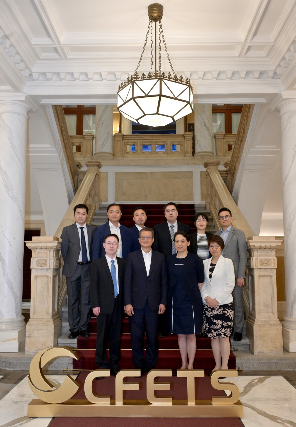 陳茂波（前排左二）與中國外匯交易中心總裁張漪（前排左三）會面。