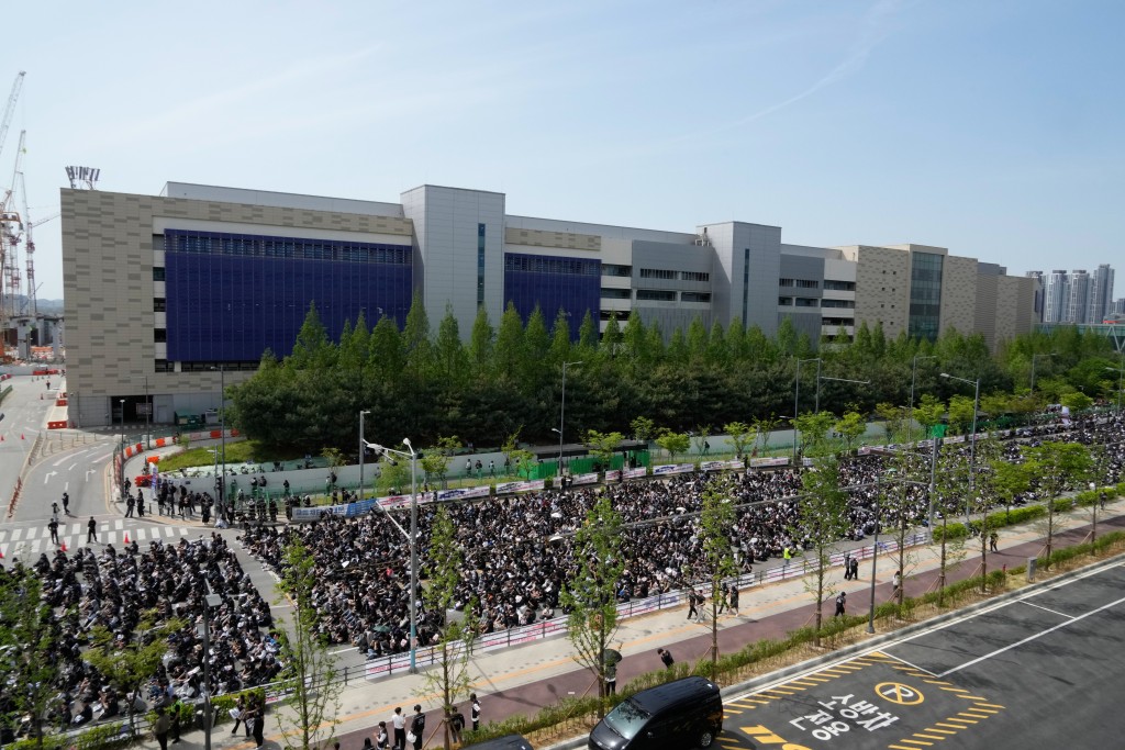 三星电子有逾3万员工集会，为下月大罢工热身。美联社