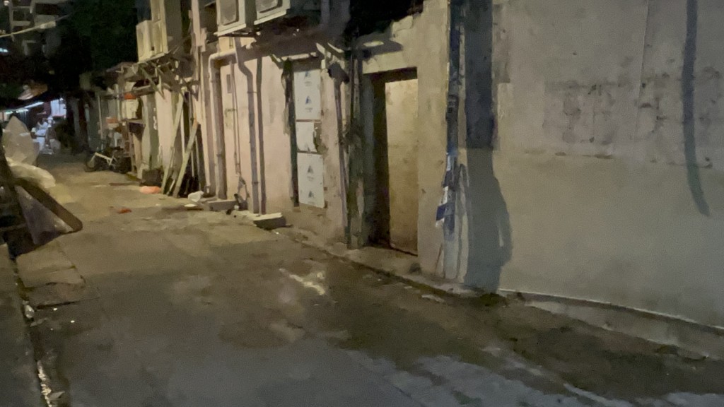 男子從高處墮下，倒卧後巷位置，送院搶救後不治。楊偉亨攝