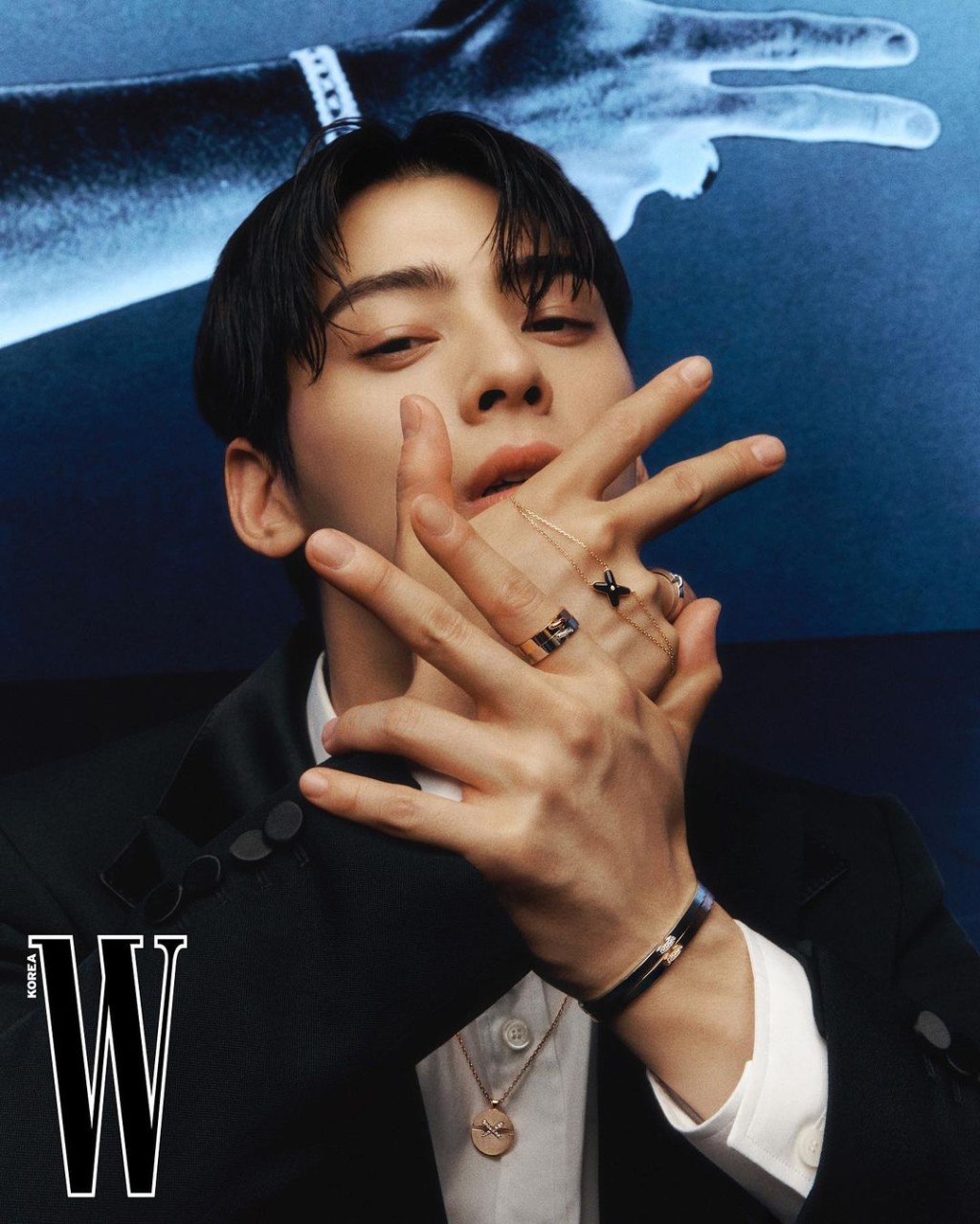 最新雜誌相Man咗好多。(W Korea圖片)