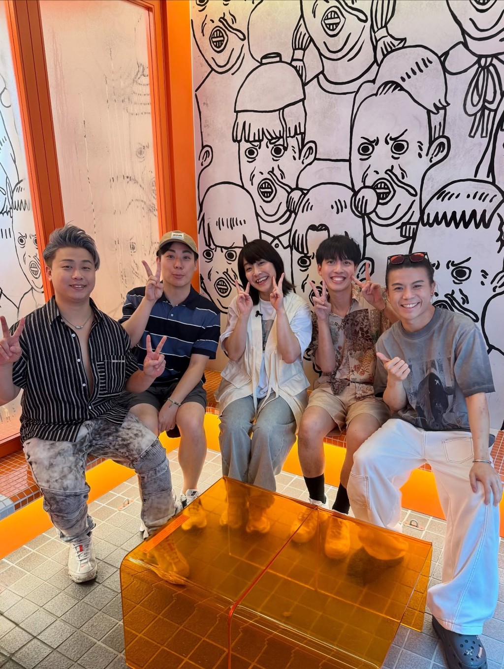 麥兆恒(左二)與圈中好友合照。 麥兆恒(左二)與圈中好友合照。