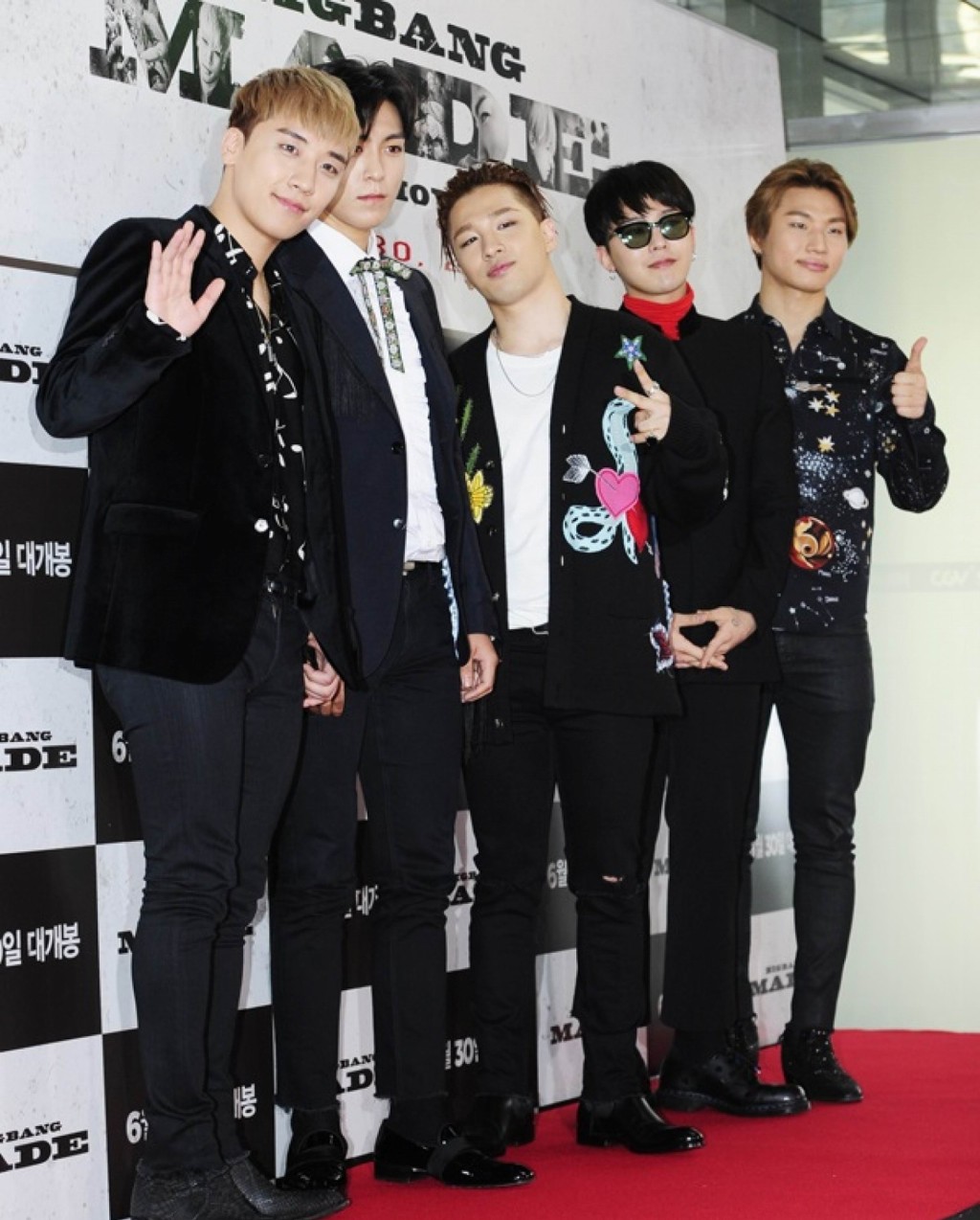 G-Dragon（右二）近日亦被指離巢YG。
