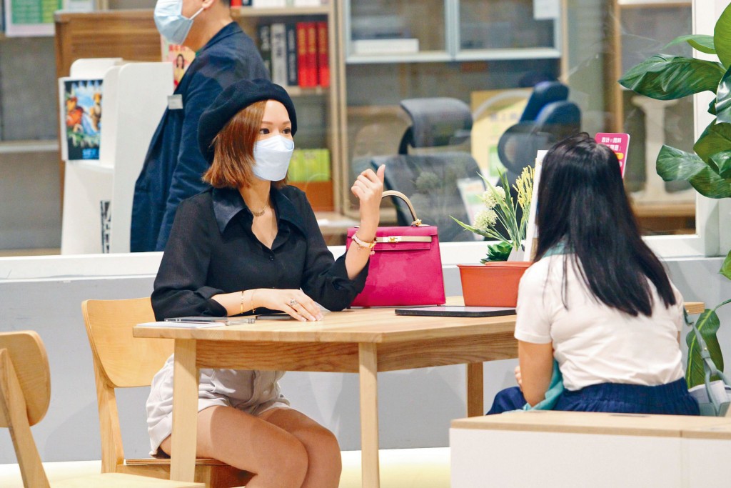 冯盈盈与妈妈在店内逛了逾一个小时，看匀全店的家私。