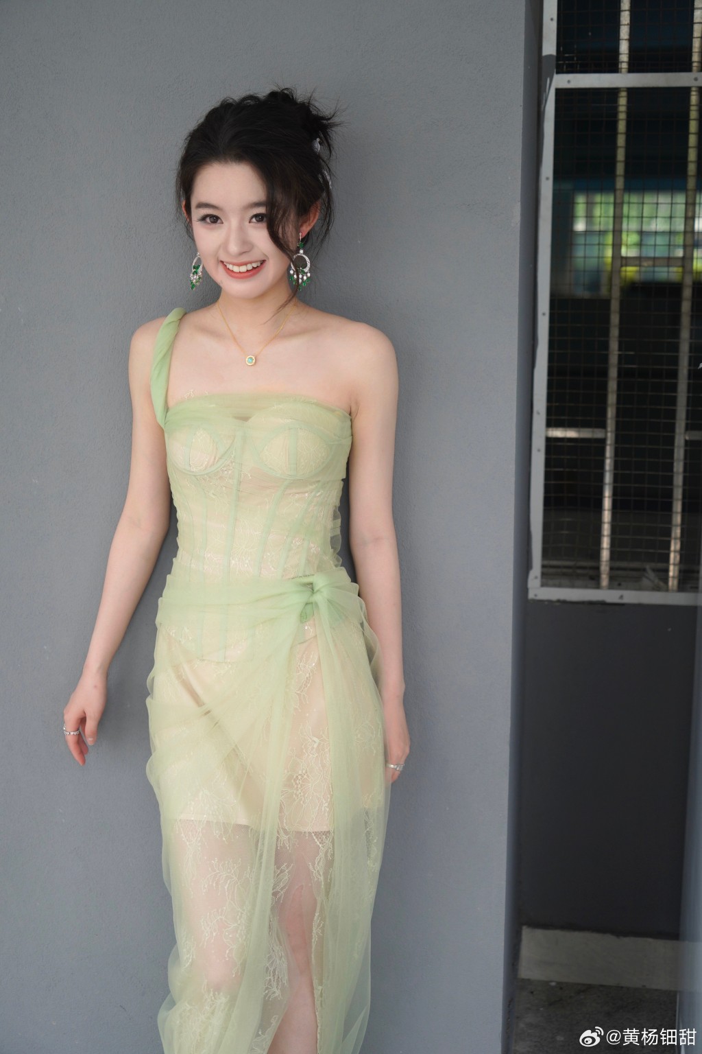 17歲的黃楊鈿甜配戴身價逾200萬人民幣的翡翠耳環,被質疑其消費能力。微博@黃楊鈿甜 17歲的黃楊鈿甜配戴身價逾200萬人民幣的翡翠耳環,被質疑其消費能力。微博@黃楊鈿甜