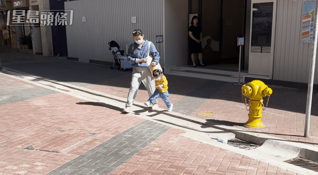 坑渠對正幼稚園門口，每日都有大批小朋友出入。